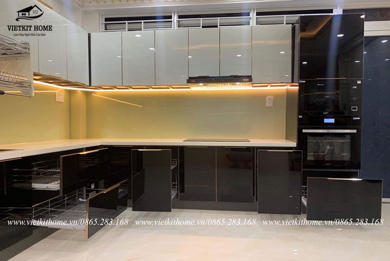 Hình ảnh Mẫu tủ bếp inox cánh kính hình chữ L