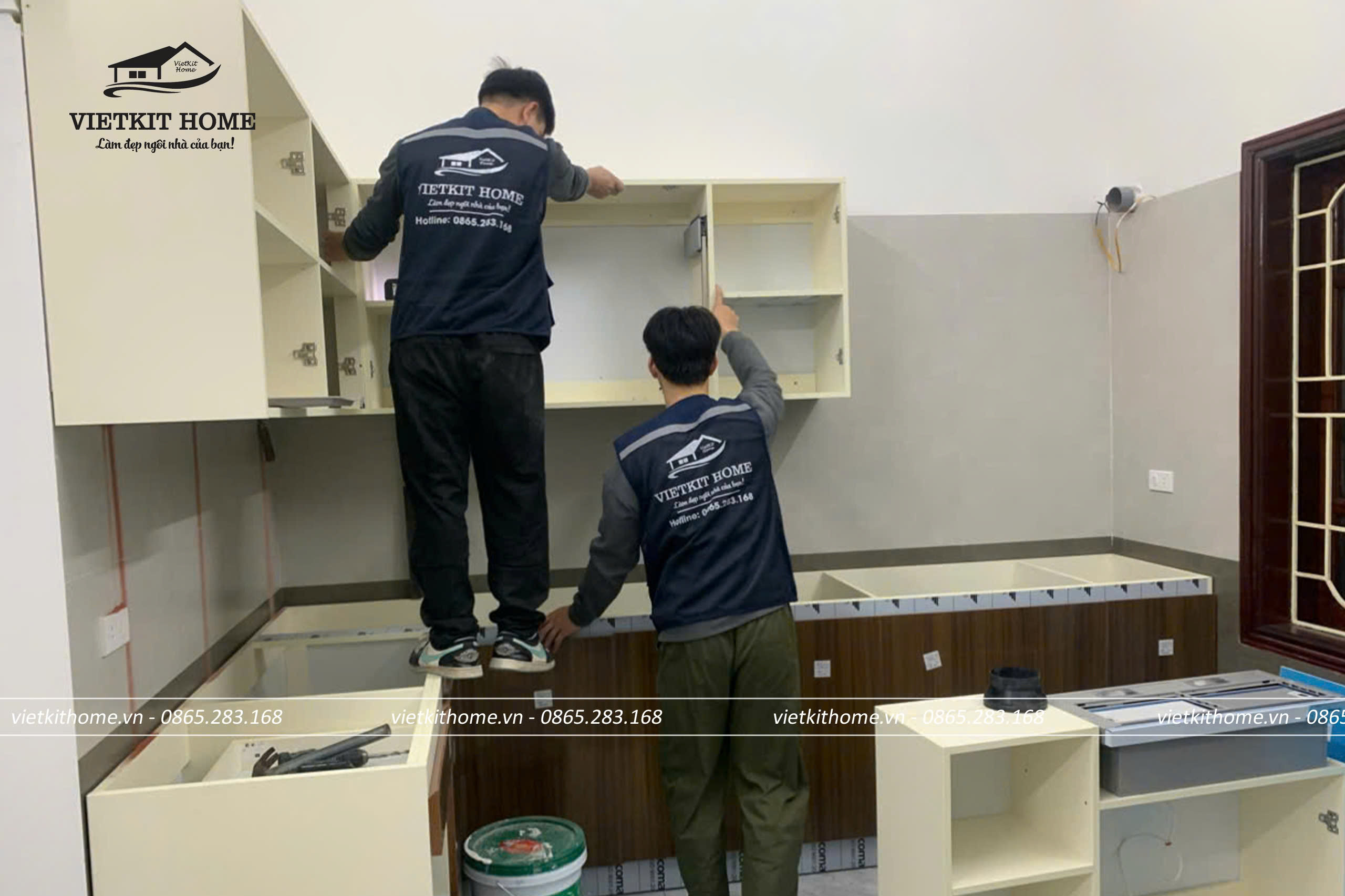 Đội ngũ Vietkit Home thi công, lắp đặt nội thất cho khách hàng